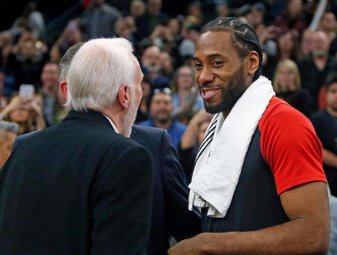 海港举办赛季总结会，王燊超乘直升机带冠军奖杯入场（海港举行赛季总结会，王燊超乘直升机捧杯亮相）