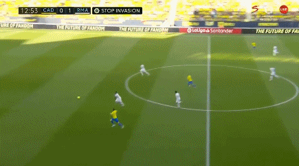 国米4‑0大胜科莫，一举登顶意甲积分榜（国际米兰4-0横扫科莫，跃居意甲榜首）