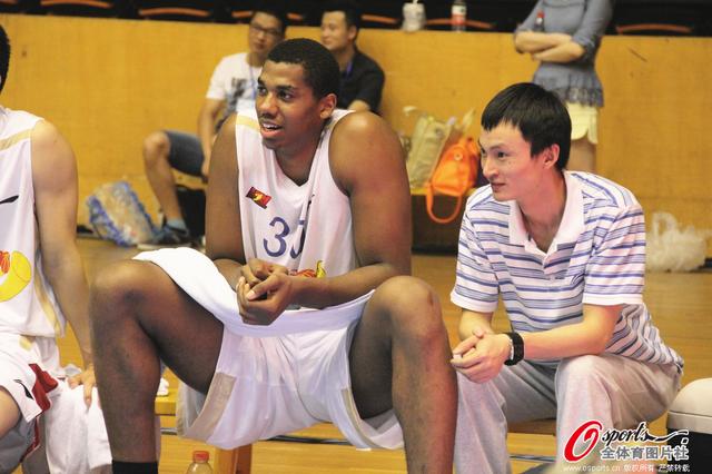 麦肯尼：没能拿下3分很遗憾；新教练带来了新的理念和活力（麦肯尼：未能全取三分遗憾，新帅注入新理念与活力）