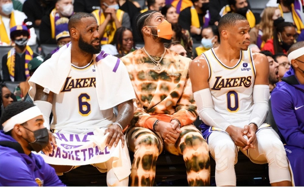 英超多位月最佳主帅陷入困顿，分析豪门爆冷场次增加的主因（英超多名月度最佳教练陷入低迷：豪门爆冷增多的关键原因解析）