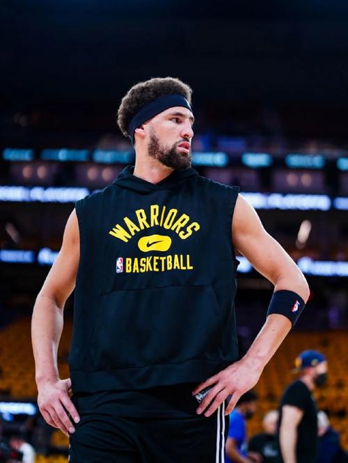 湖人浓眉哥篮下统治力助球队获胜（浓眉统治禁区，助湖人取胜）