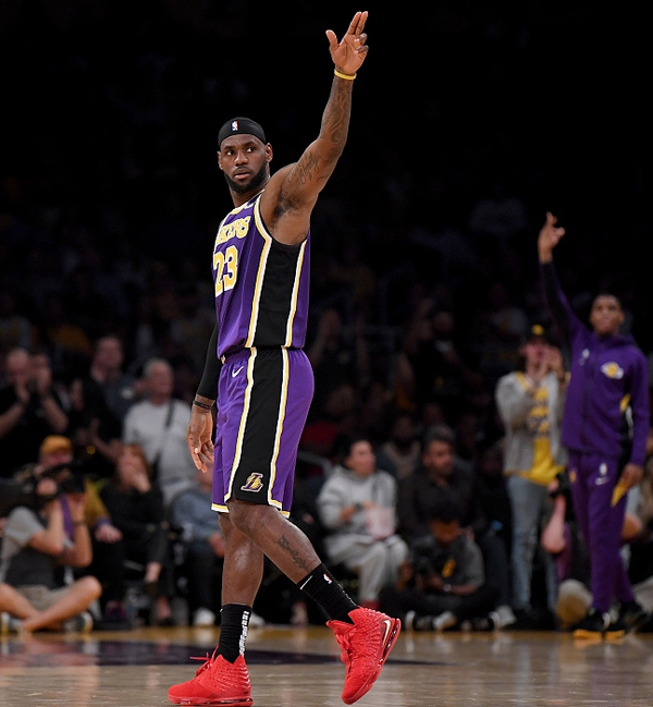 希勒：伊萨克真想走就赶紧卖了，纽卡的夏窗一团糟（希勒：伊萨克若铁心离队就尽快出售，纽卡今夏转会窗一塌糊涂）