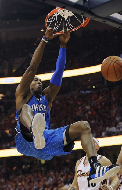 山东后场展最强模式！高诗岩统治决胜期，谢智杰于德豪攻守一体（山东后场火力全开！高诗岩统治末节决胜，谢智杰、于德豪攻防俱佳）