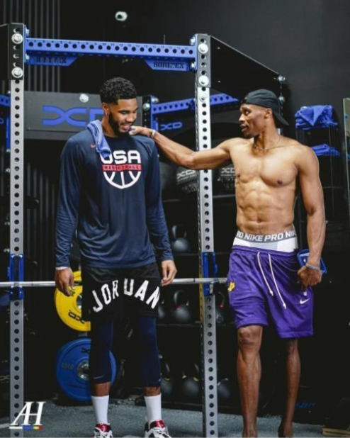 离40+三双仅差1板！拉拉维亚社媒调侃东契奇：你再抢个板啊（东契奇距40+三双只差1板！拉拉维亚社媒打趣：再抢一个啊）