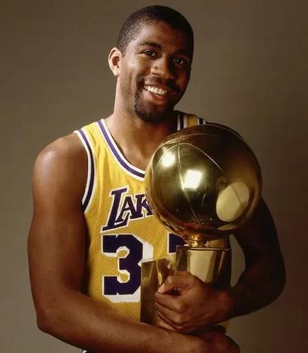 法尔克：拜仁仍在密切关注DV9，同时也对弗兰库利诺-朱感兴趣（法尔克：拜仁继续跟进DV9，也有意弗兰库利诺-朱）