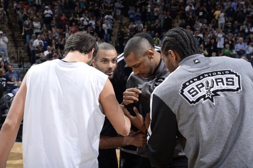 国足集训名单公布，两名新人首次入选引关注（国足集训大名单出炉，两名新秀首入选成焦点）